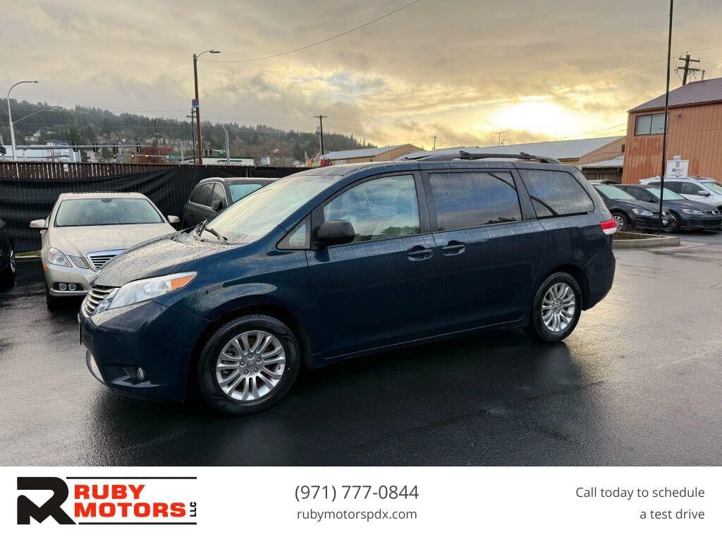 2012 TOYOTA Sienna