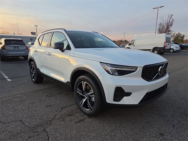 2026 VOLVO XC40