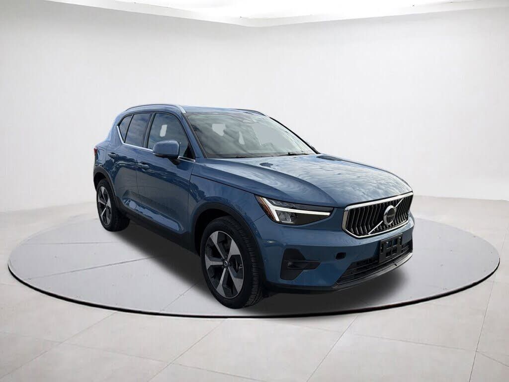 2025 VOLVO XC40