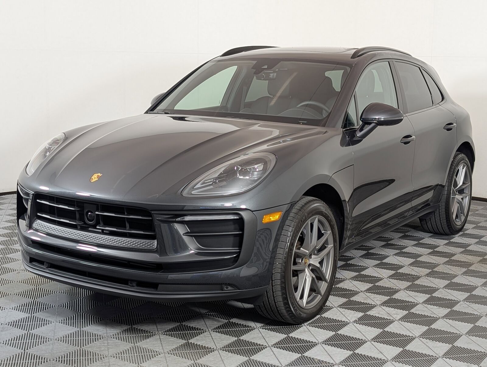 2025 PORSCHE Macan