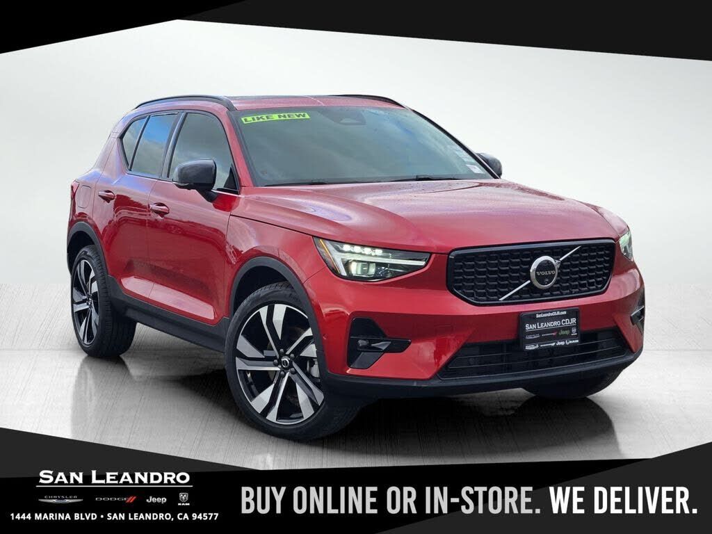 2025 VOLVO XC40