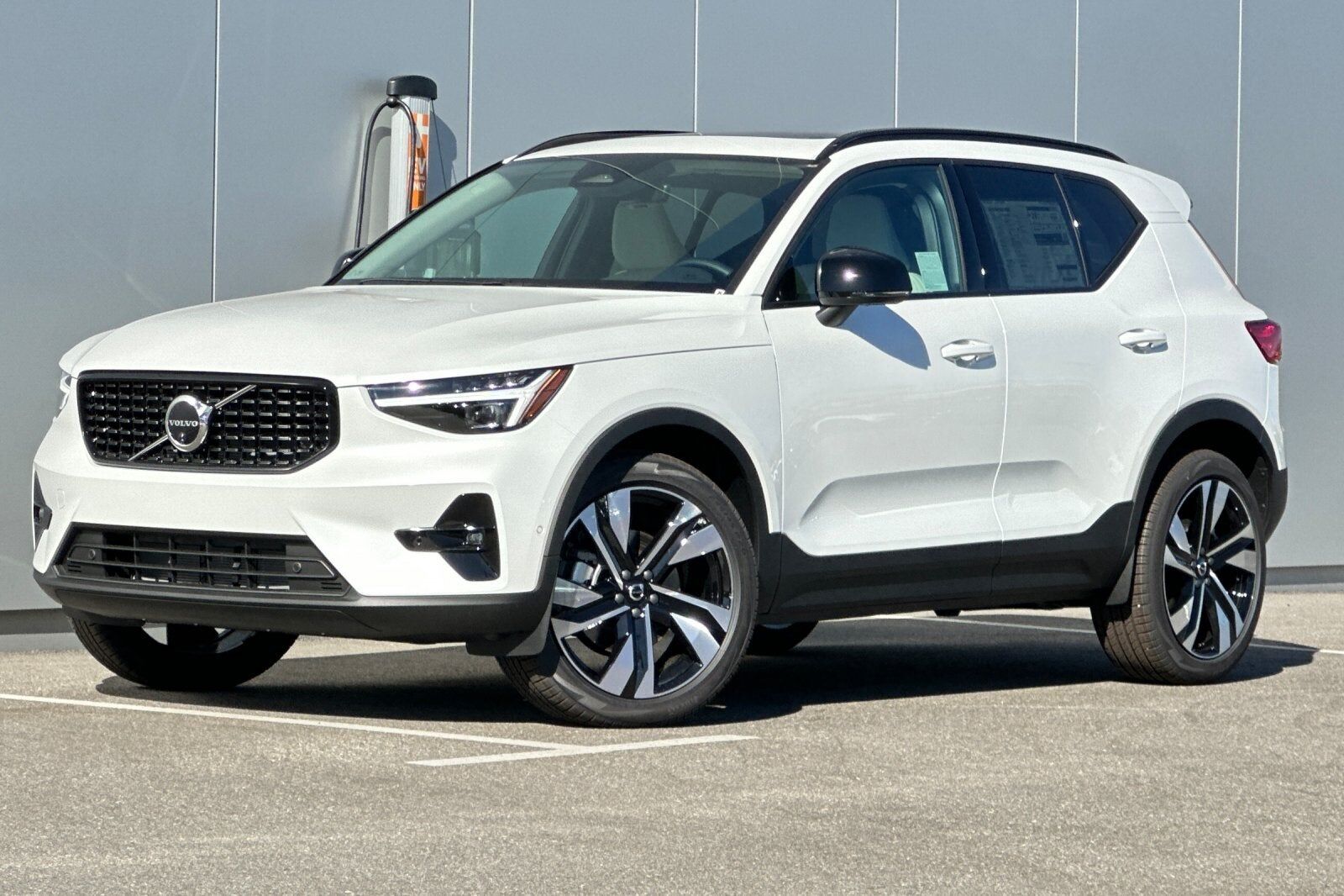 2026 VOLVO XC40