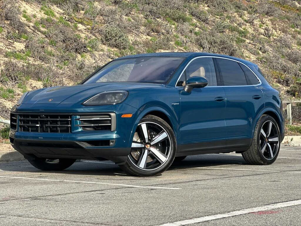 2025 PORSCHE Cayenne
