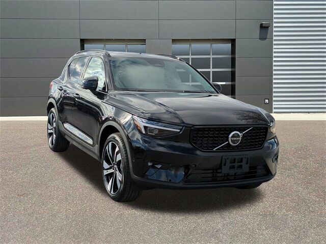 2026 VOLVO XC40