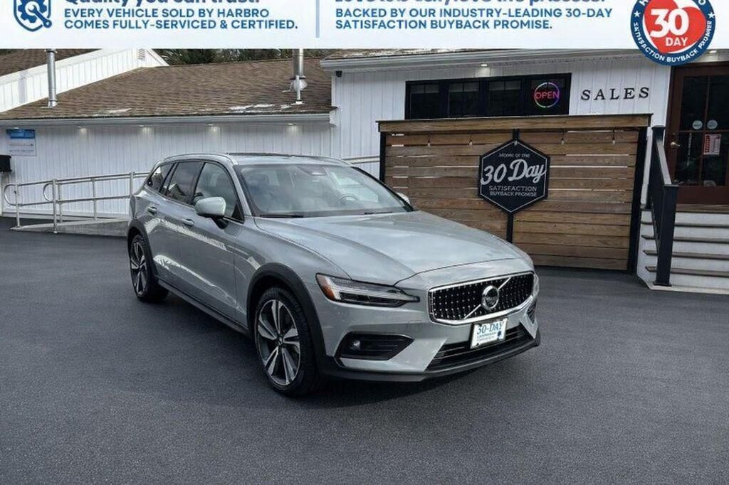 2025 VOLVO V60CC
