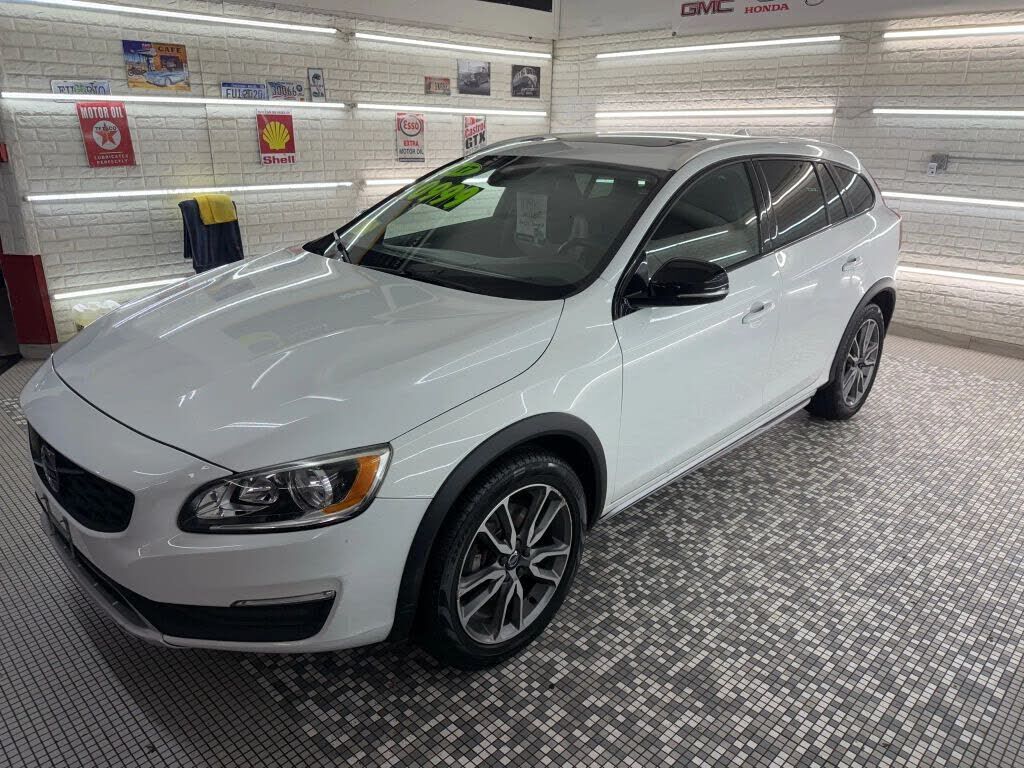 2017 VOLVO V60CC