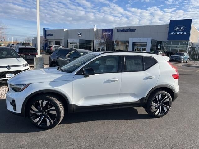 2026 VOLVO XC40