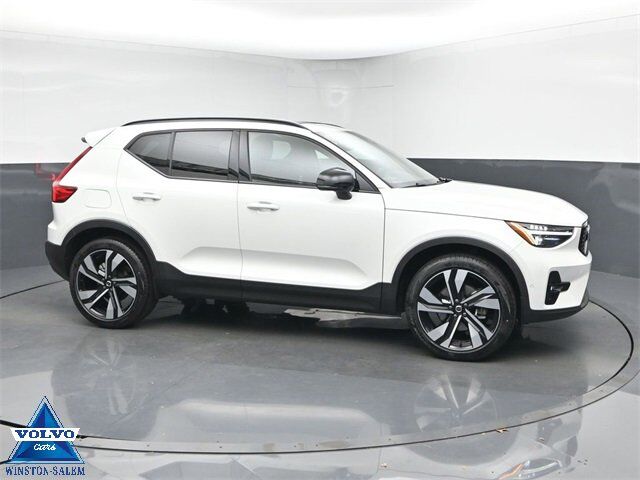 2024 VOLVO XC40