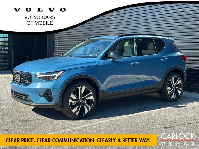 2025 VOLVO XC40