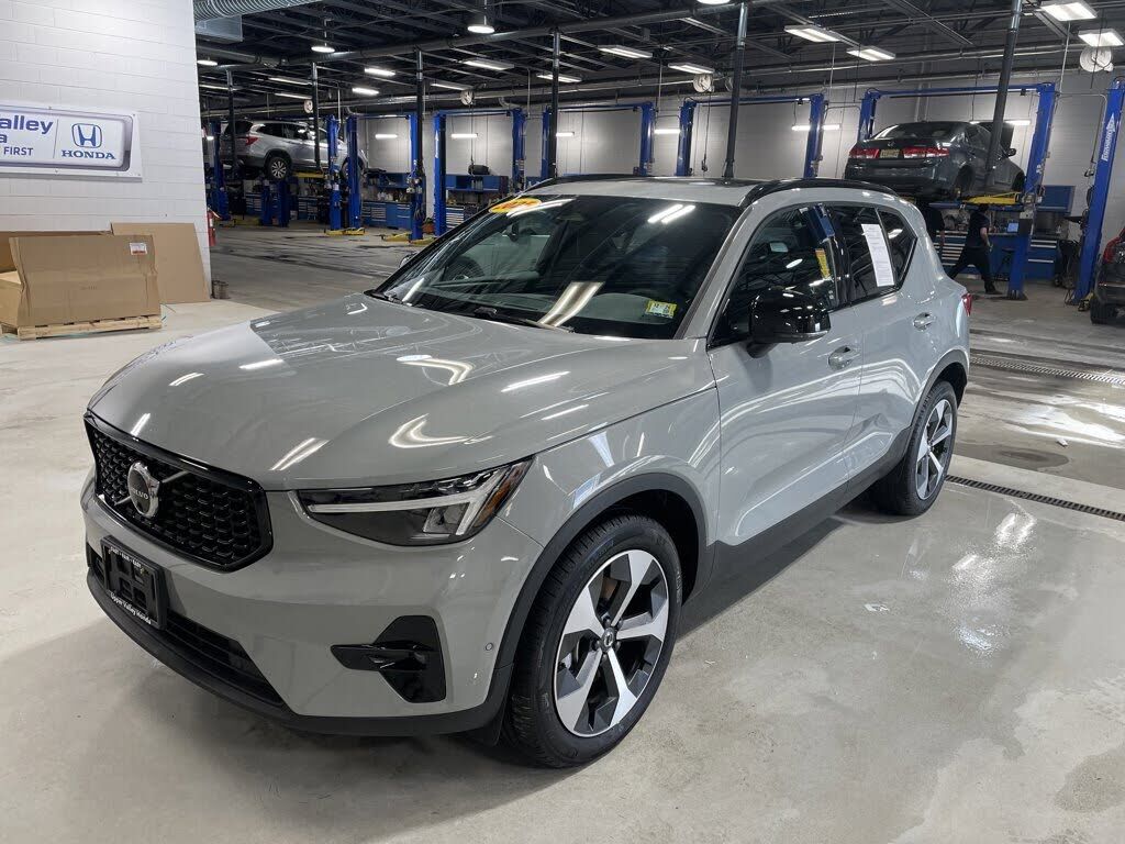 2025 VOLVO XC40