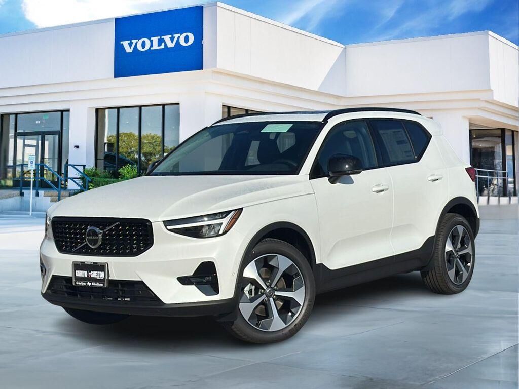 2026 VOLVO XC40