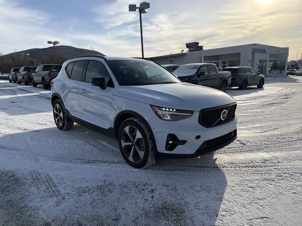 2025 VOLVO XC40