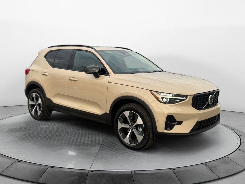 2026 VOLVO XC40