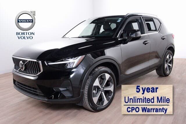 2025 VOLVO XC40