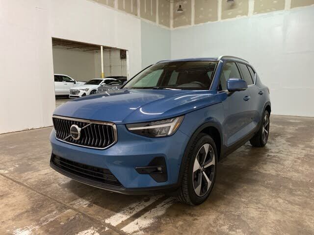 2025 VOLVO XC40