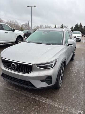 2025 VOLVO XC40