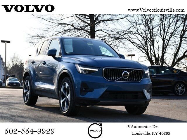 2025 VOLVO XC40