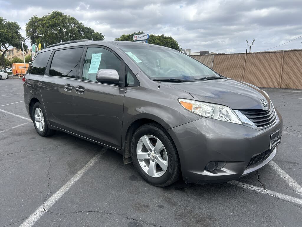 2012 TOYOTA Sienna