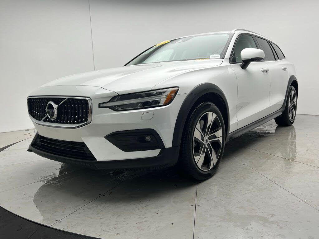 2022 VOLVO V60CC