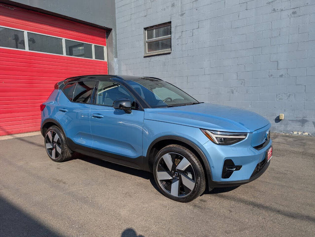2023 VOLVO XC40