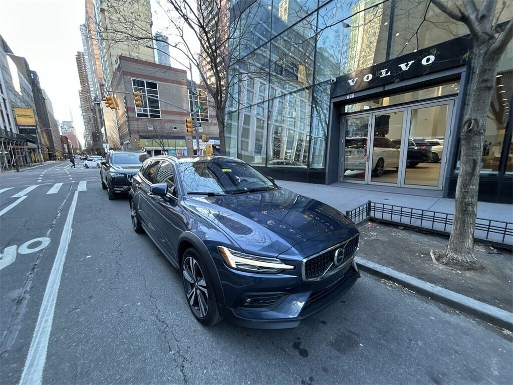 2025 VOLVO V60CC