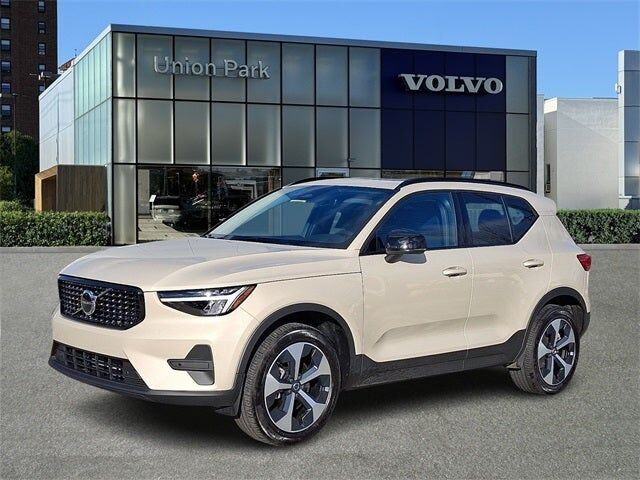 2026 VOLVO XC40