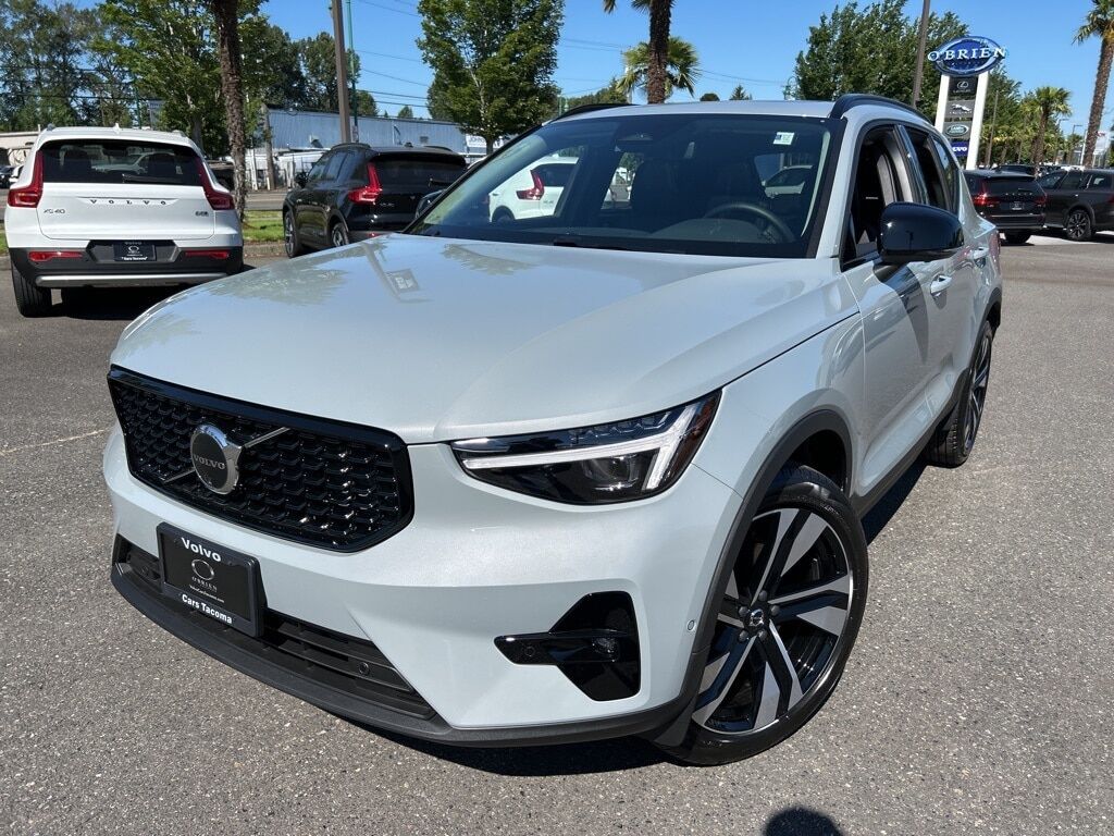 2025 VOLVO XC40
