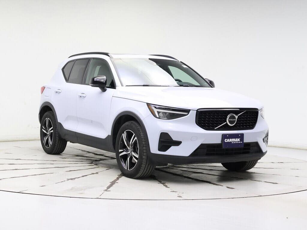2024 VOLVO XC40