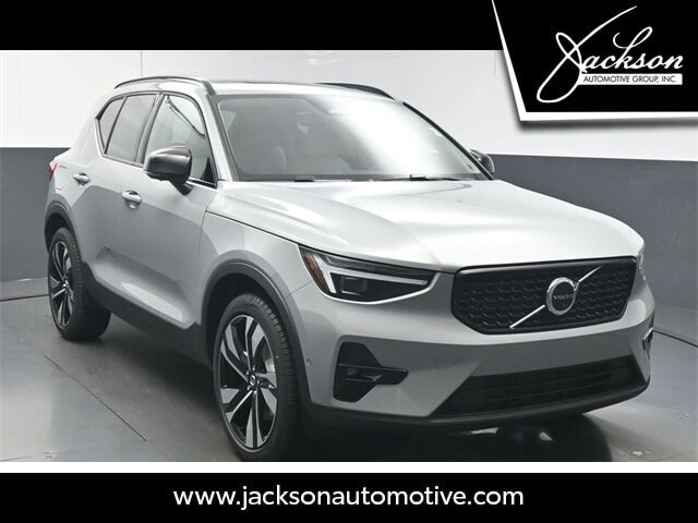 2026 VOLVO XC40