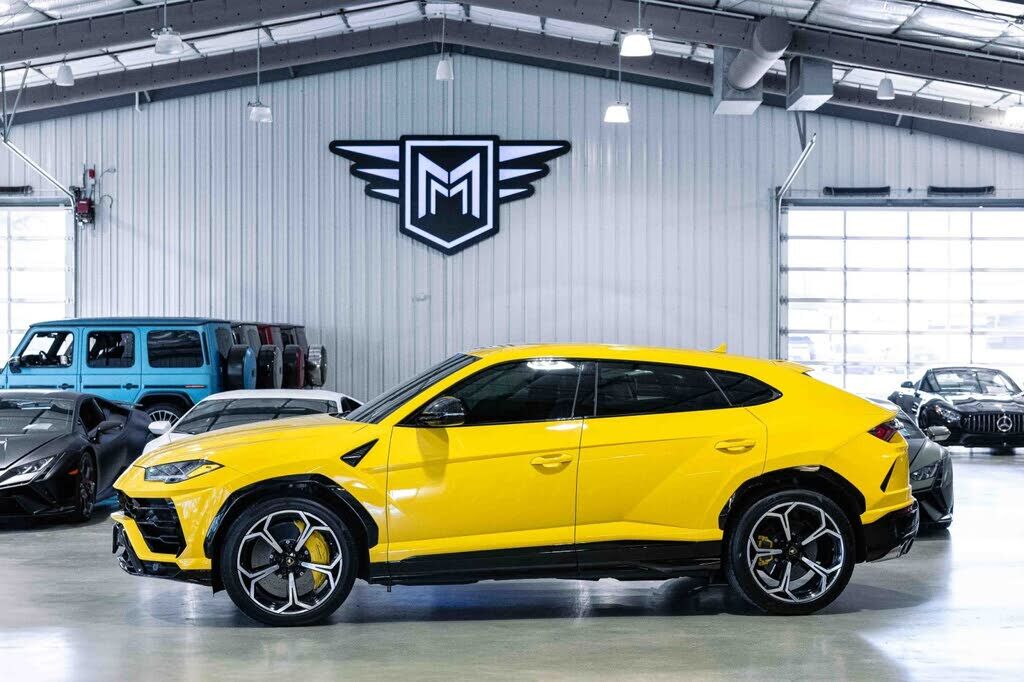 2022 LAMBORGHINI URUS
