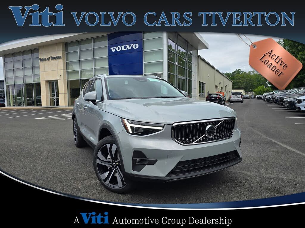 2025 VOLVO XC40
