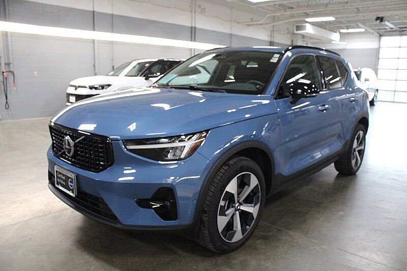 2024 VOLVO XC40