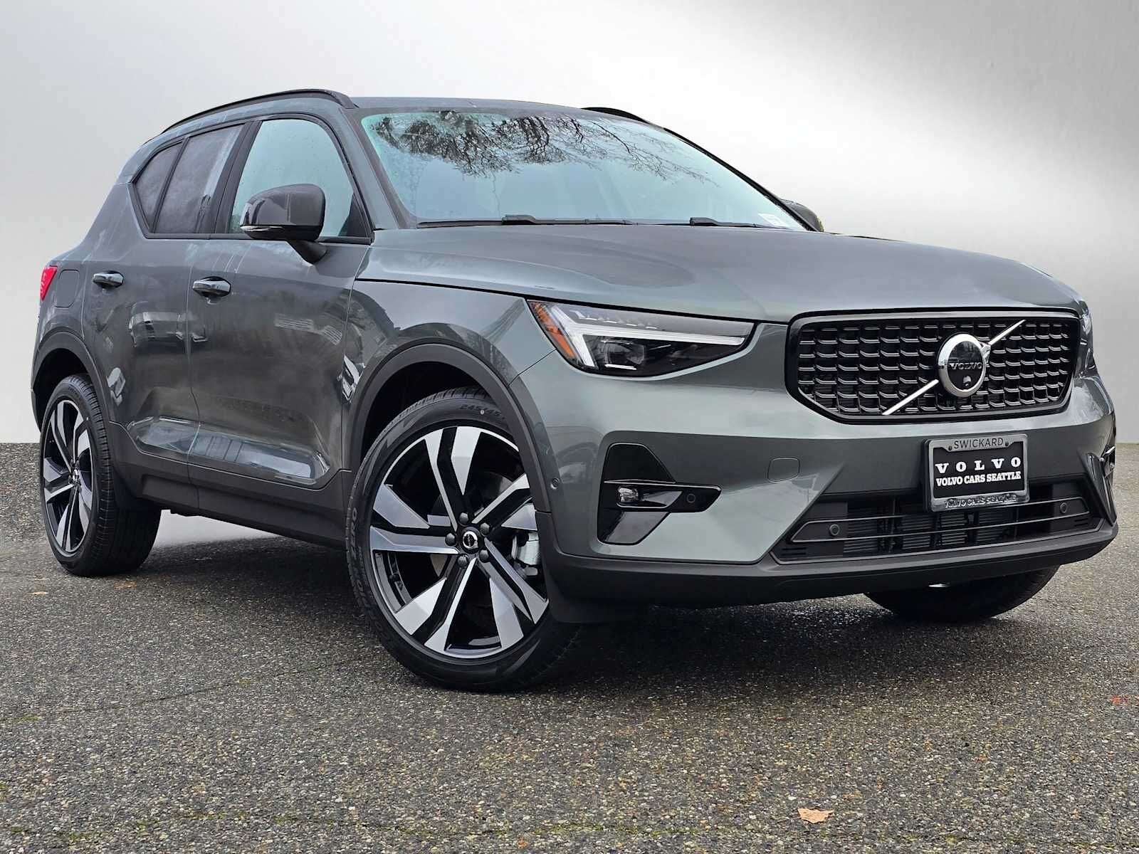 2026 VOLVO XC40