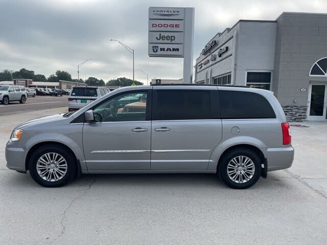 2016 CHRYSLER Town and Country