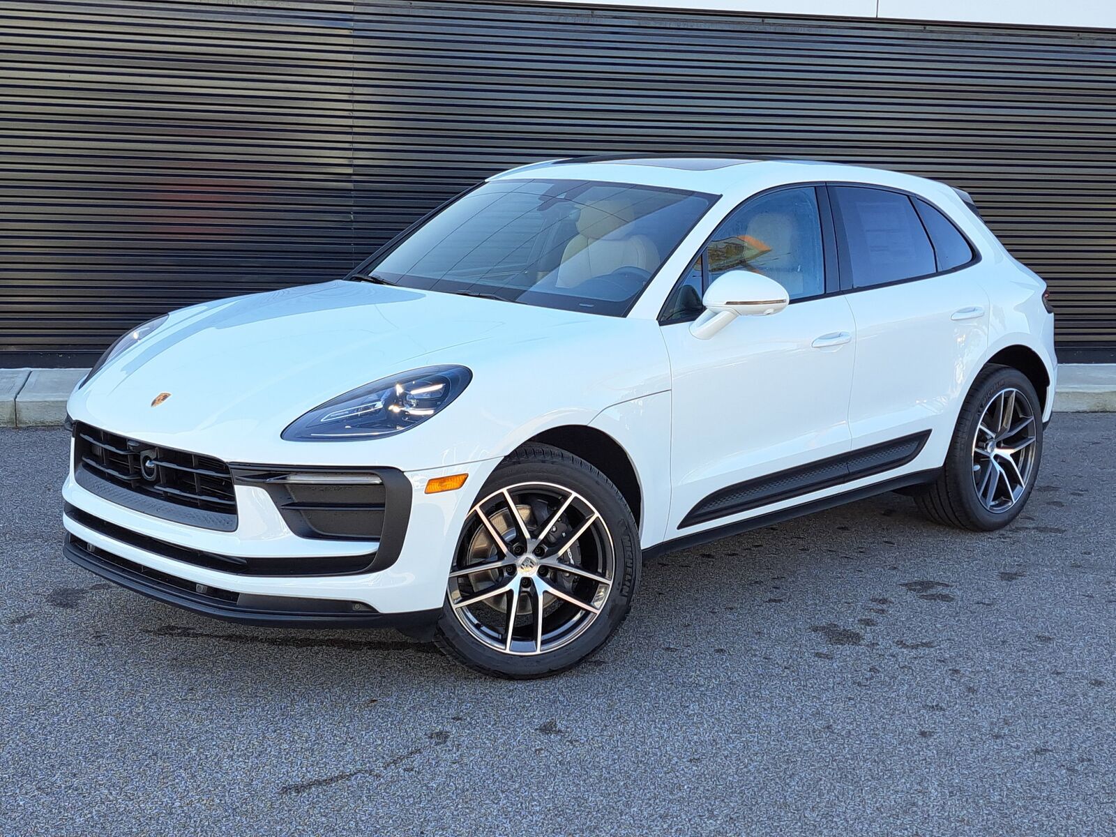 2026 PORSCHE Macan