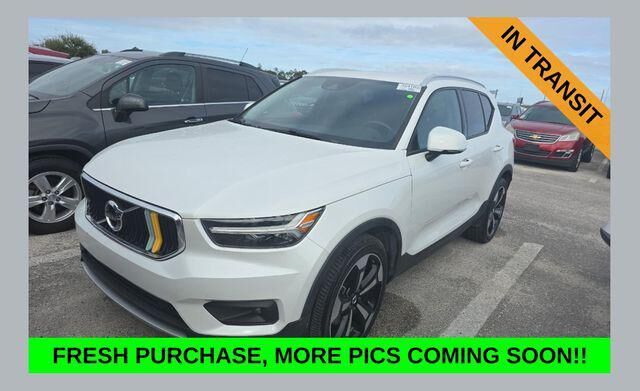 2021 VOLVO XC40