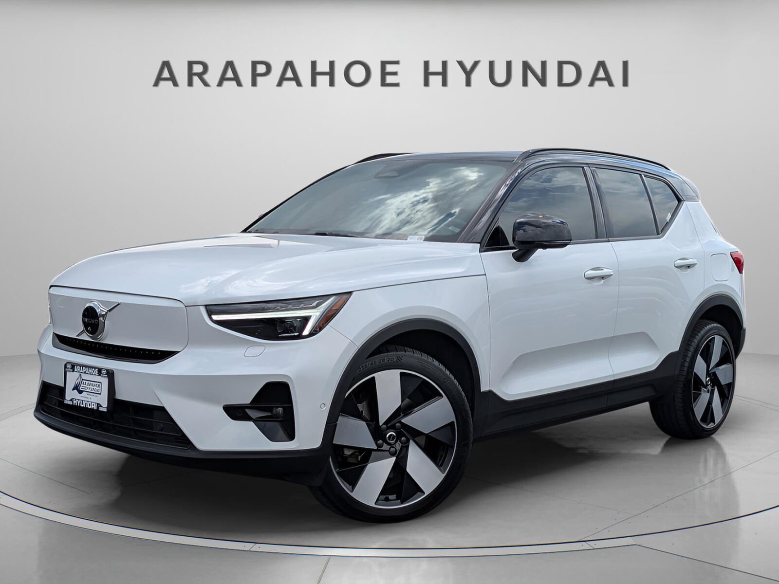 2023 VOLVO XC40