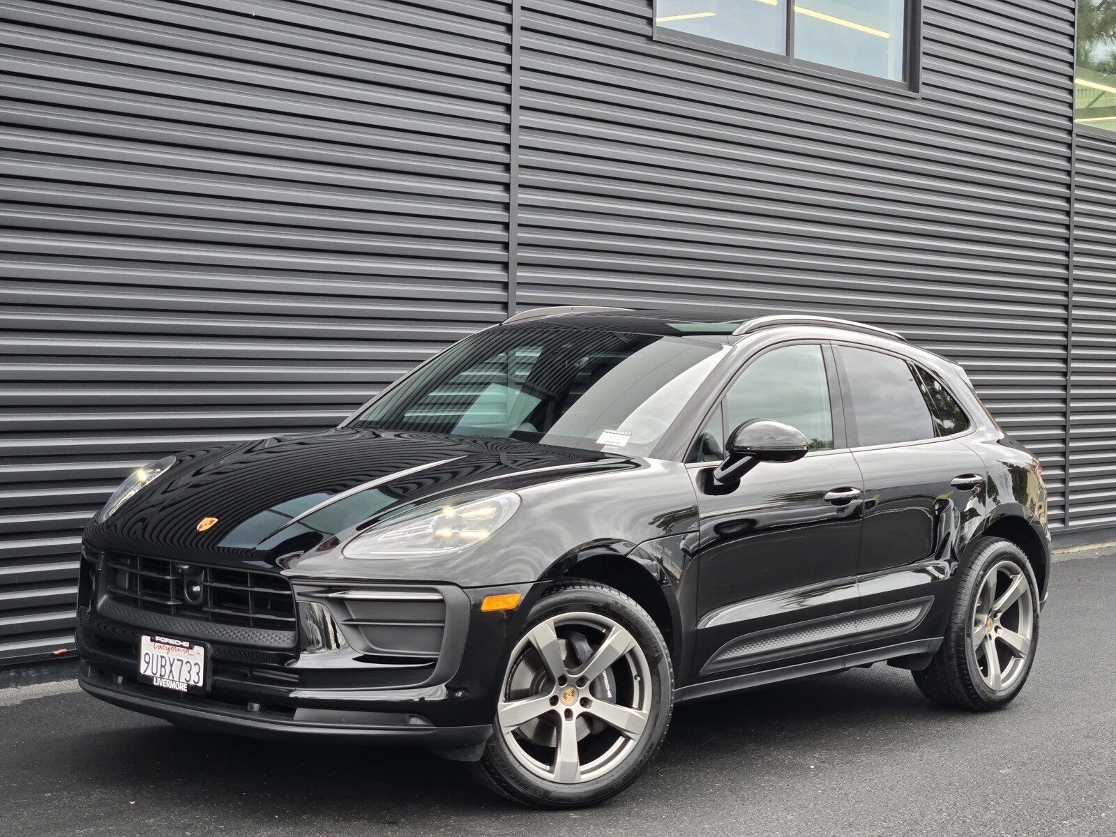 2025 PORSCHE Macan