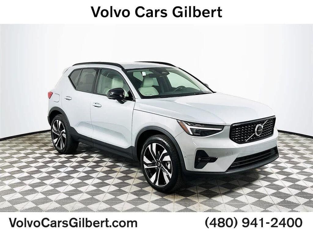 2025 VOLVO XC40