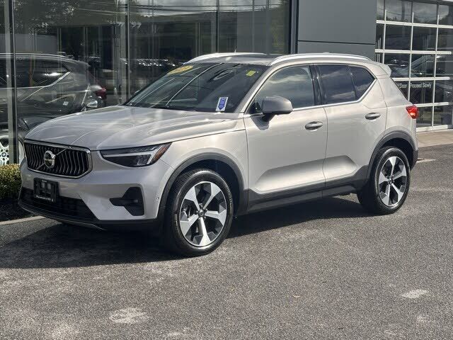 2023 VOLVO XC40