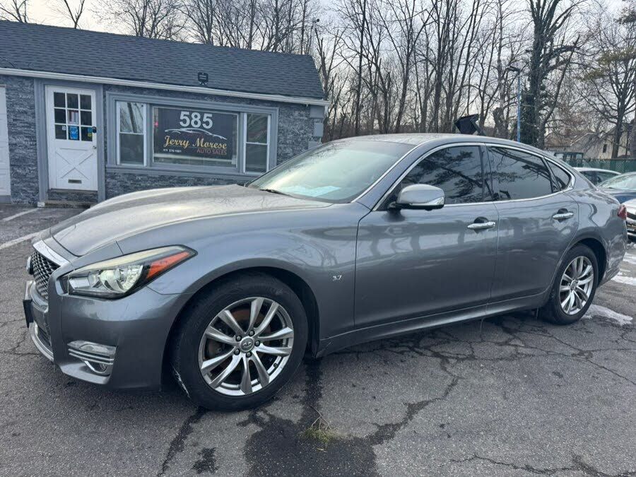 Infiniti Q70