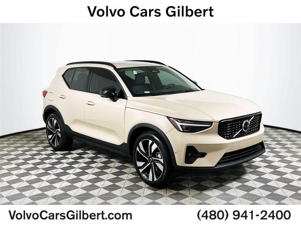 2025 VOLVO XC40