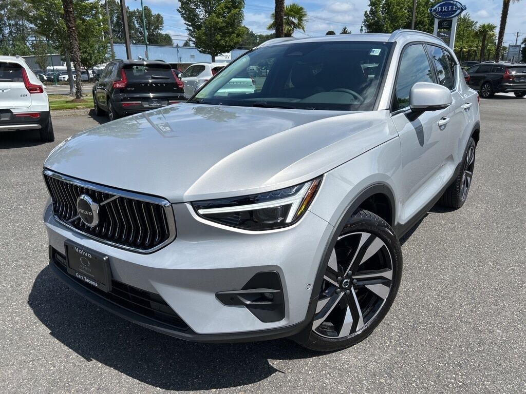 2025 VOLVO XC40