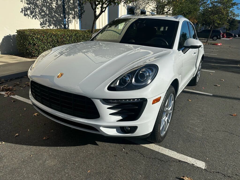 2017 PORSCHE Macan