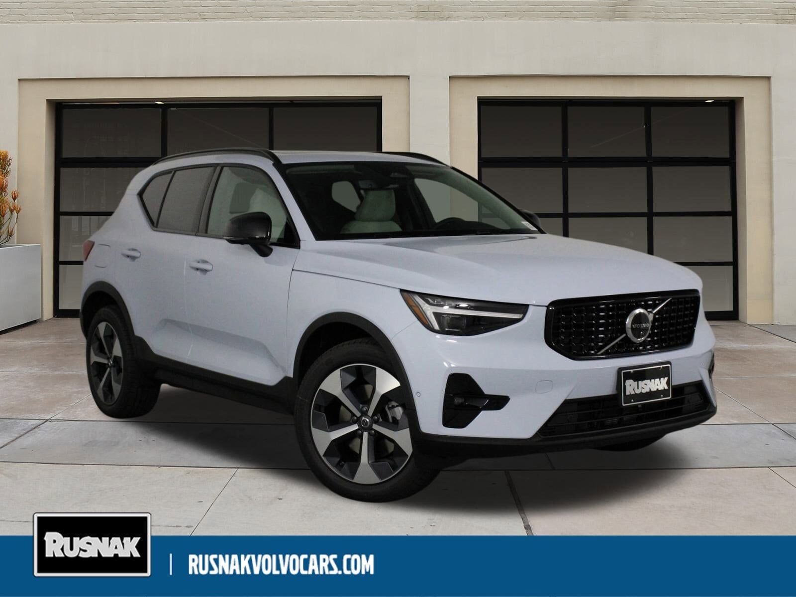 2026 VOLVO XC40