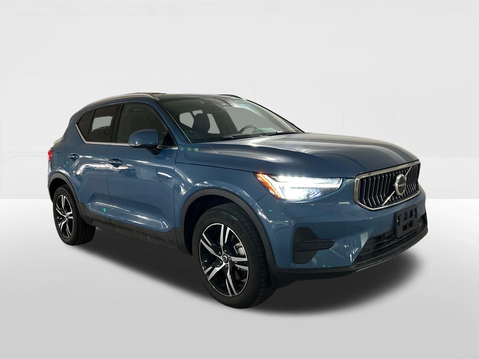 2025 VOLVO XC40