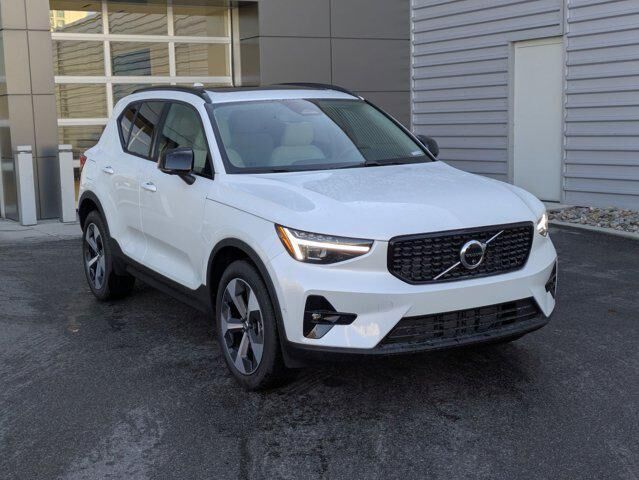 2026 VOLVO XC40