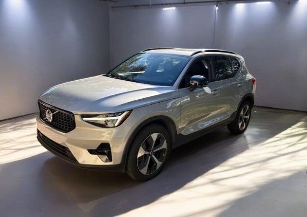 2023 VOLVO XC40