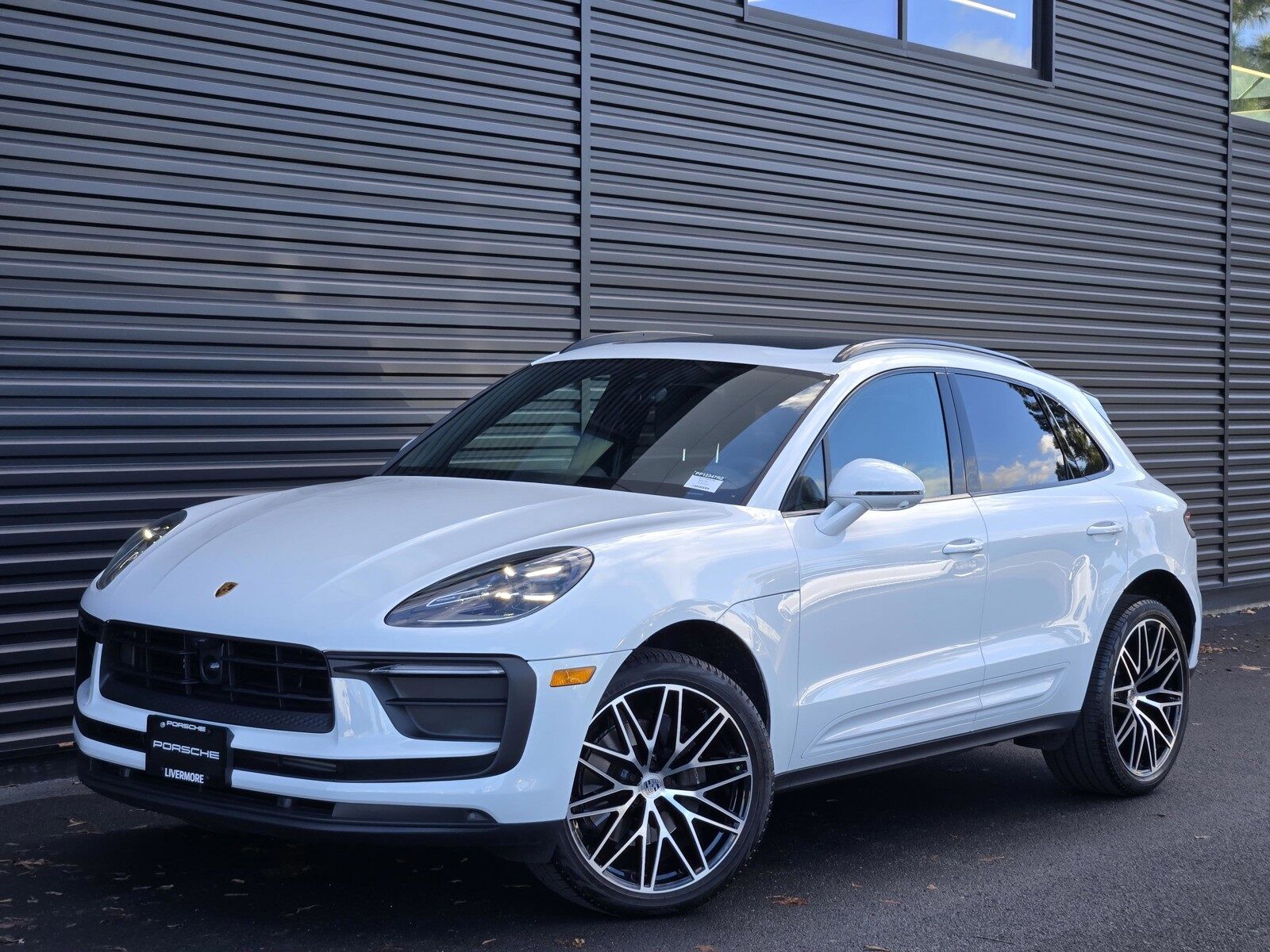 2025 PORSCHE Macan