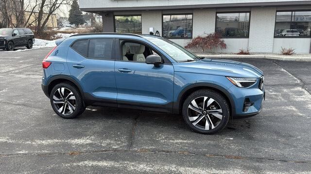 2023 VOLVO XC40